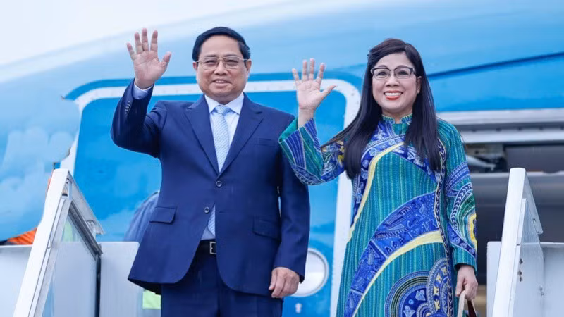 Премьер-министр Вьетнама Фам Минь Тьинь с супругой в аэропорту Галеан. Фото: VGP