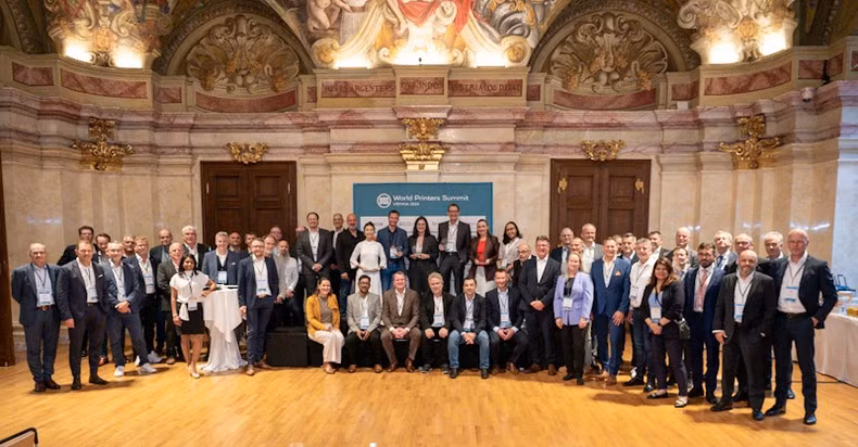 Участники Всемирного саммита печатных газет 2024 года фотографируются на память. Фото: WAN-IFRA