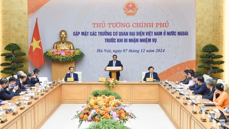 Премьер-министр Фам Минь Тьинь председательствует на встрече. Фото: Чан Хай