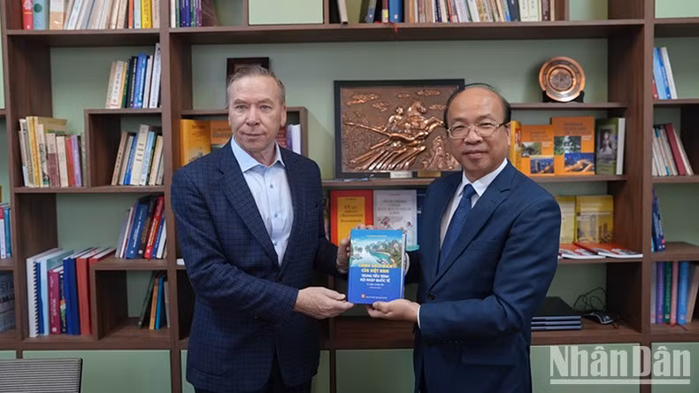 Г-н Фан Тьи Хиеу дарит книгу Директору Центра изучения Вьетнама и АСЕАН при Институте современного Китая и Азии РАН Владимиру Мазырину.