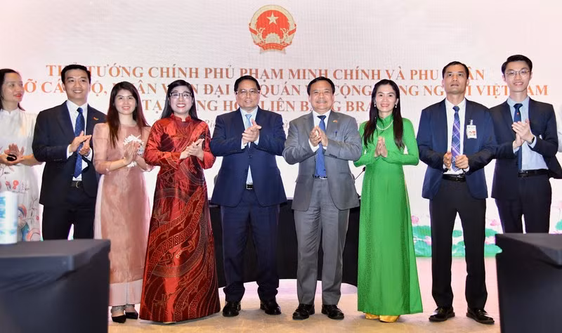 Премьер-министр Вьетнама Фам Минь Тьинь с супругой, должностные лица и сотрудники Посольства Вьетнама в Бразилии. Фото: Тхань Жанг