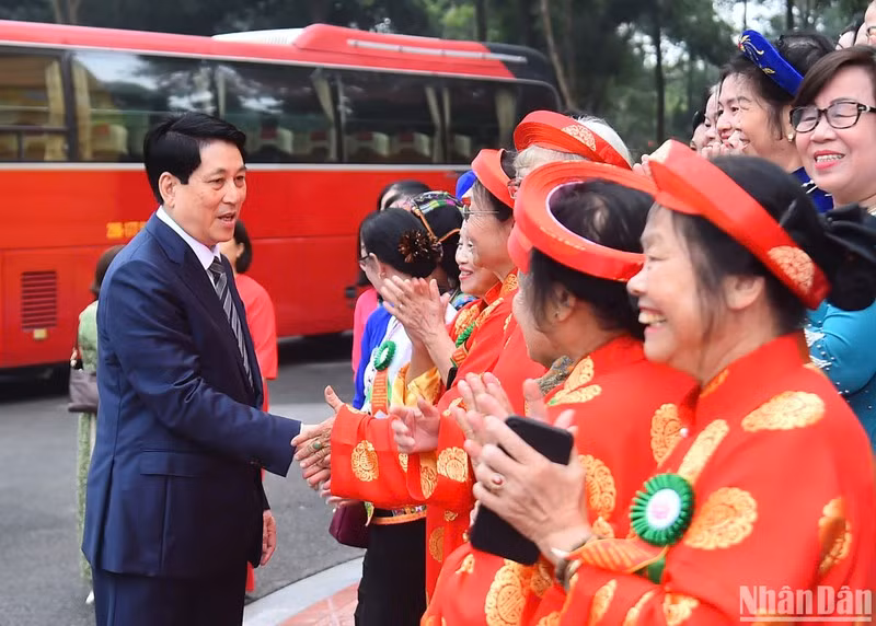 Президент Лыонг Кыонг на встрече с делегацией пожилых женщин.