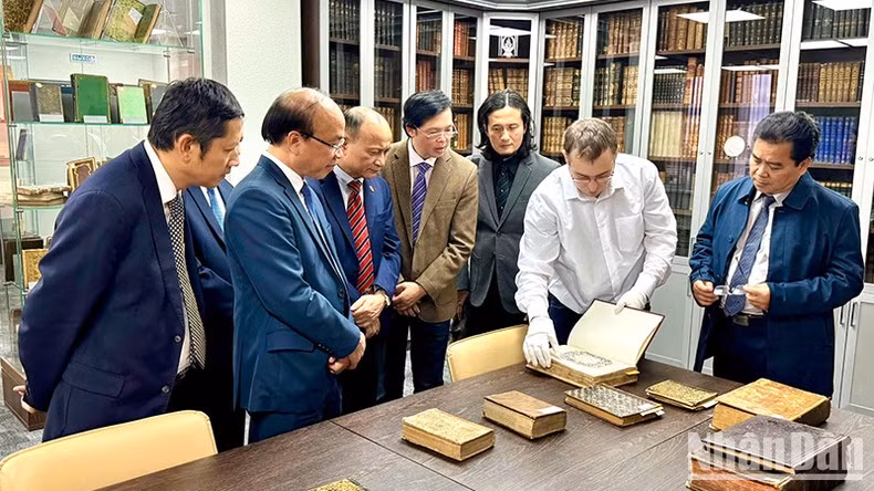 Делегация ВАОК посещает библиотеку Президентской академии.