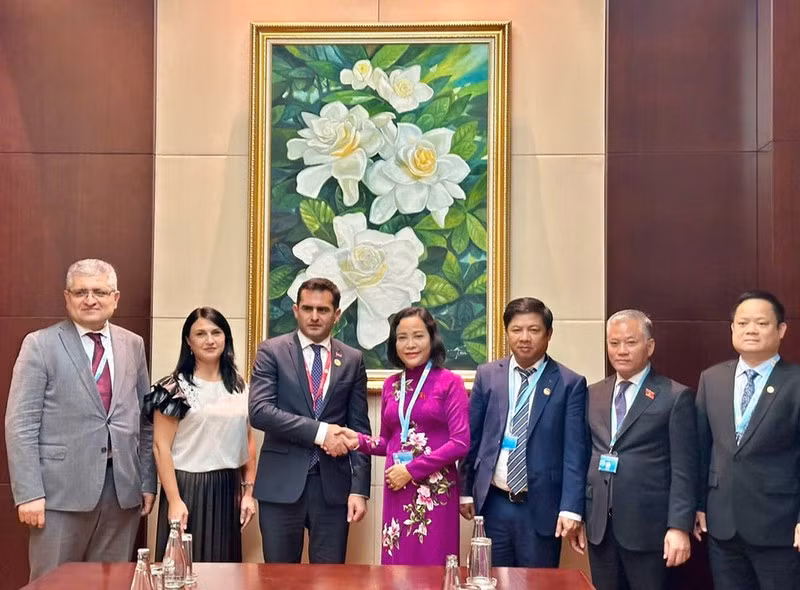 Зампредседателя НС Вьетнама Нгуен Тхи Тхань, Зампредседателя НС Армении Акоб Аршакян и делегаты. Фото: daibieudannhan.vn