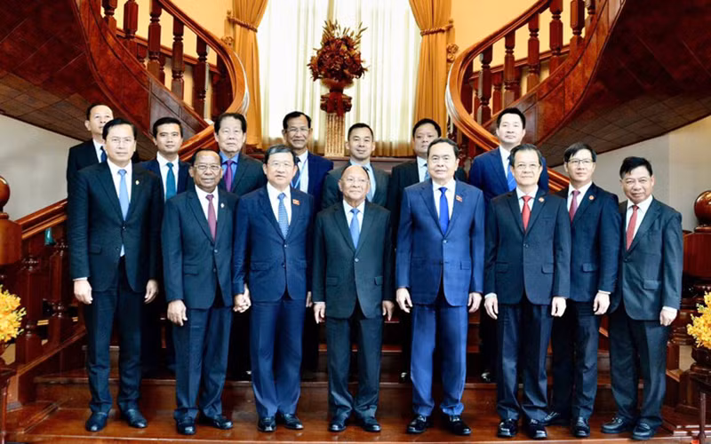 Делегаты фотографируются на память.