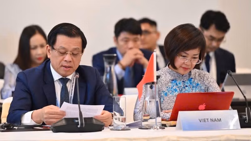 Заместитель министра труда, инвалидов войны и социального обеспечения Вьетнама Нгуен Ба Хоан (слева) на ALMM-28. Фото: Министерство труда, инвалидов войны и социального обеспечения Вьетнама