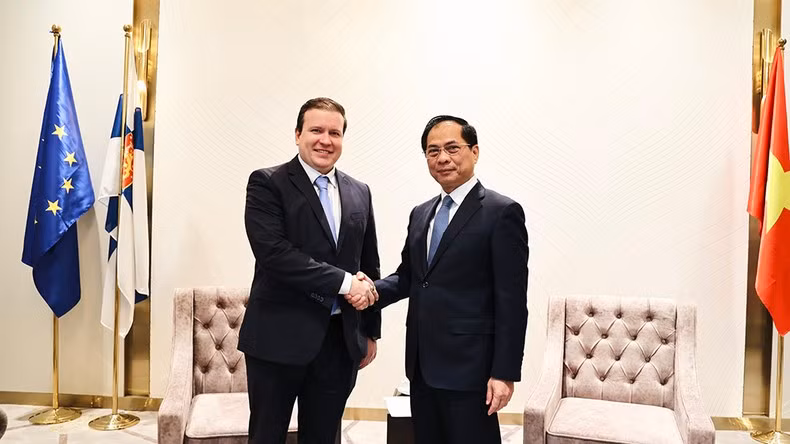 Вице-премьер, Министр иностранных дел Буй Тхань Шон принимает министра внешней торговли и развития Финляндии Вилле Тапани Тавио. Фото: МИД Вьетнама