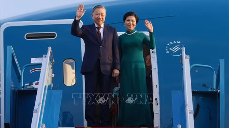 Генеральный секретарь ЦК КПВ То Лам с супругой отправляется в Малайзию. Фото: ВИА
