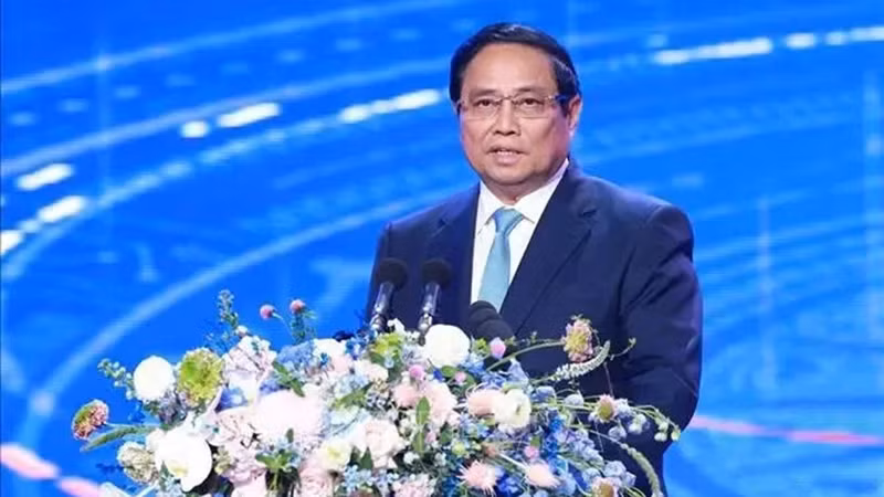 Премьер-министр Фам Минь Тьинь выступает на 4-й церемонии вручения премии VinFuture в Ханое 6 декабря. Фото: ВИA