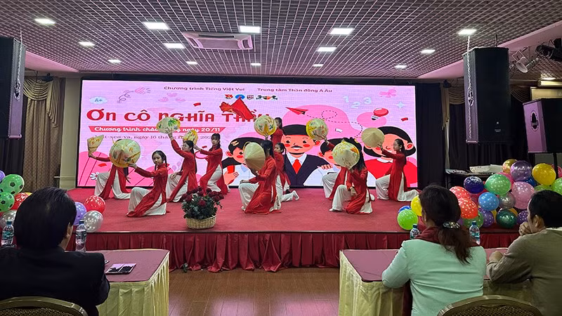 Художественный номер по случаю Дня вьетнамского учителя. Фото: Тхюи Ван