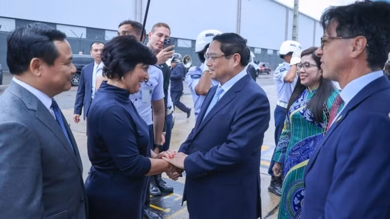 Должностные лица Бразилии приветствуют Премьер-министра Фам Минь Тьиня с супругой и высокопоставленную делегацию Вьетнама. Фото: VGP