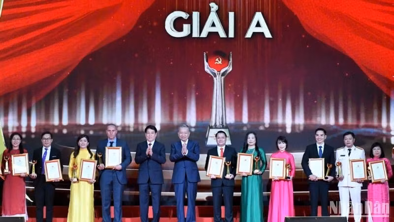Генеральный секретарь ЦК КПВ, Президент Вьетнама То Лам и товарищ Лыонг Кыонг вручают авторам и коллективам премии А. Фото: Данг Кхоа