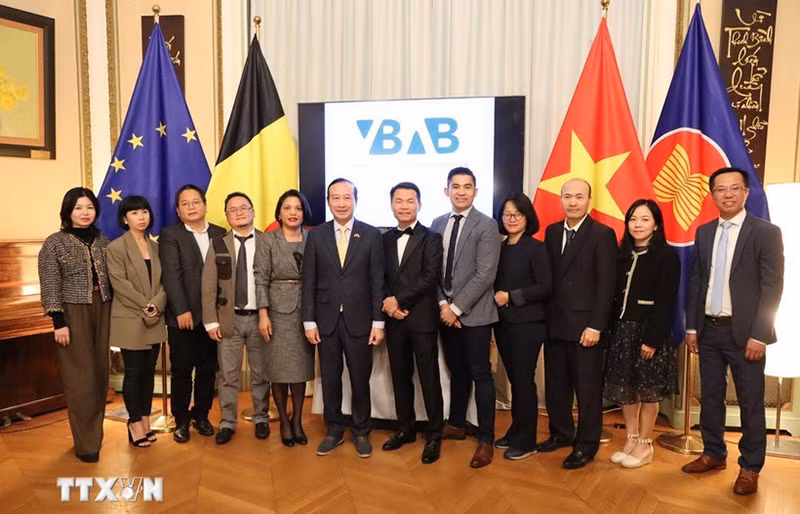 Посол Нгуен Ван Тхао (шестой слева) и руководители Вьетнамской бизнес-ассоциации в Бельгии. Фото: ВИА