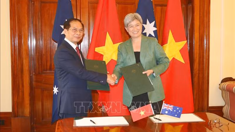 Стороны подписывают программу действий по реализации вьетнамско-австралийского всеобъемлющего стратегического партнерства на 2024-2027 годы. Фото: ВИА