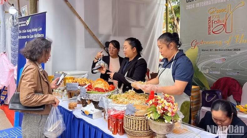 Лаосский клейкий рис, жареная вермишель с яйцами, колбаса и др. не только вкусны, но и очень привлекательны.