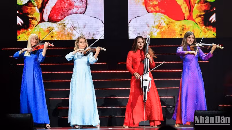 Квартет Бонд исполняет номер.