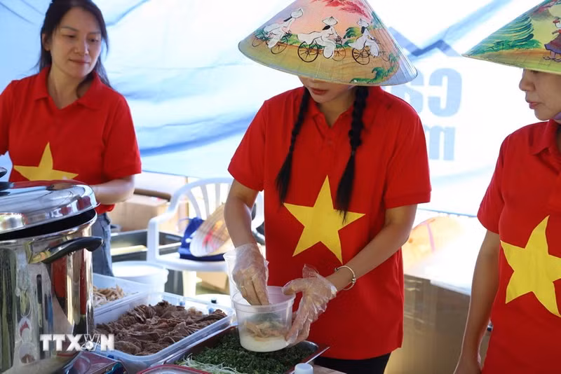 Подготовка ингредиентов для «фо» в рамках «Дня вьетнамского «фо» в Южной Африке 2024 года. Фото: ВИА