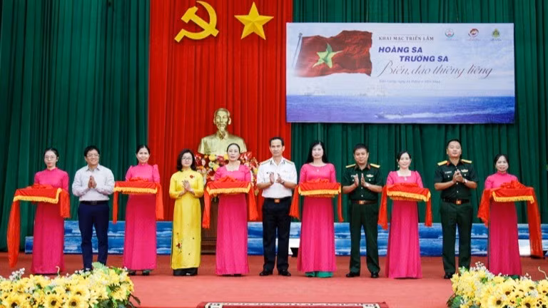 Разрезание ленточки в знак открытия выставки.