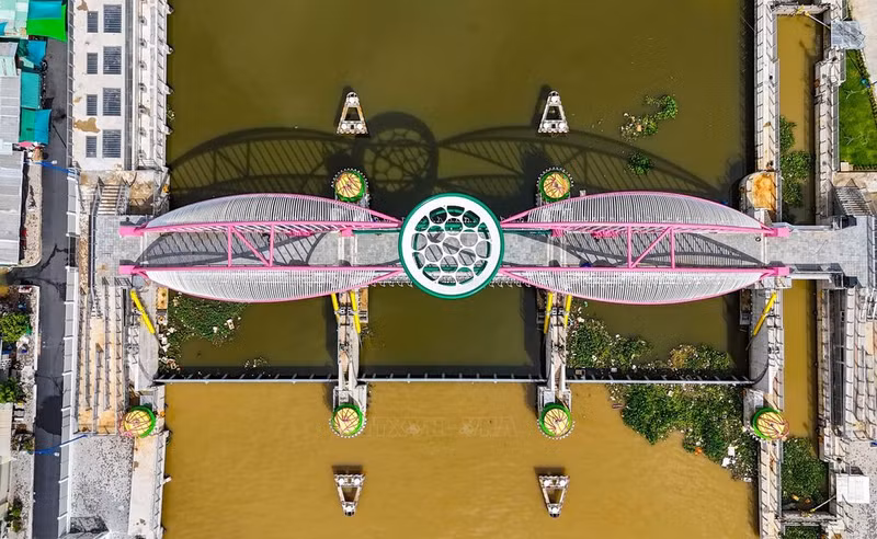 Шлюз Кайкхе на канале Кхайлыонг в уездах Танан и Кайкхе (уезд Нинькиеу) был введен в эксплуатацию в 2024 году после двух лет строительства. Фото: ВИA