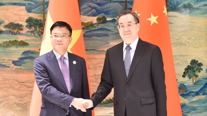 Вице-премьер Ле Тхань Лонг на переговорах с Вице-премьером Китая Дин Сюэсяном.