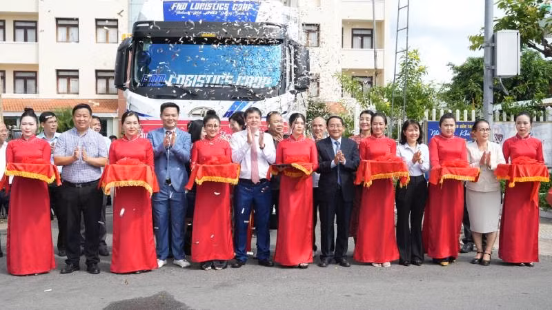 Церемония перерезания ленточки в знак экспорта свежих кокосов Бенче в Китай. Фото: Хоанг Чунг