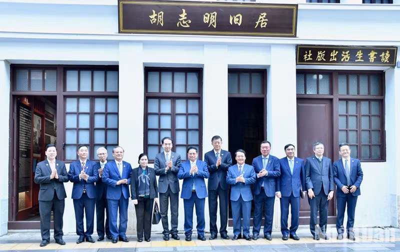 Премьер-министр Фам Минь Тьинь фотографируется с делегатами на память. Фото: Тхань Жанг