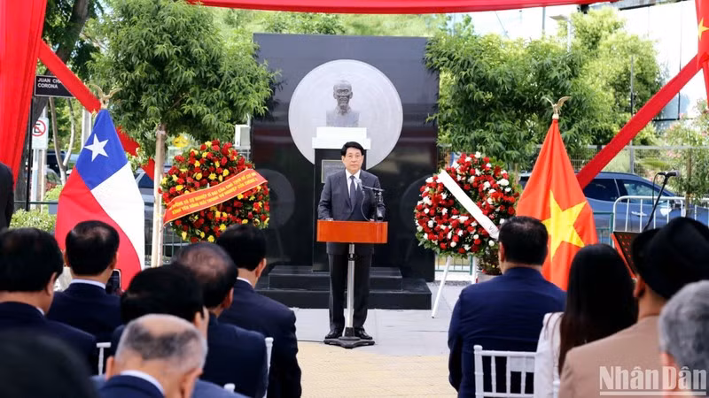 Президент Вьетнама Лыонг Кыонг и высокопоставленная делегация Вьетнама посещают памятник Президенту Хо Ши Мину.