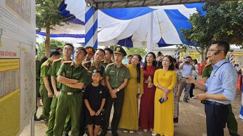 Представители сил общественной безопасности и вооруженных сил уезда Кронгбук посещают выставку.