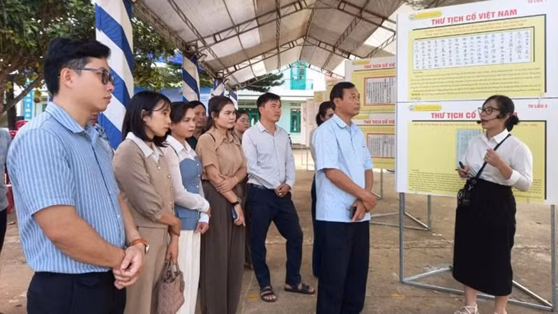 Выставку посещают государственные служащие и чиновники уезда Кронгбук.