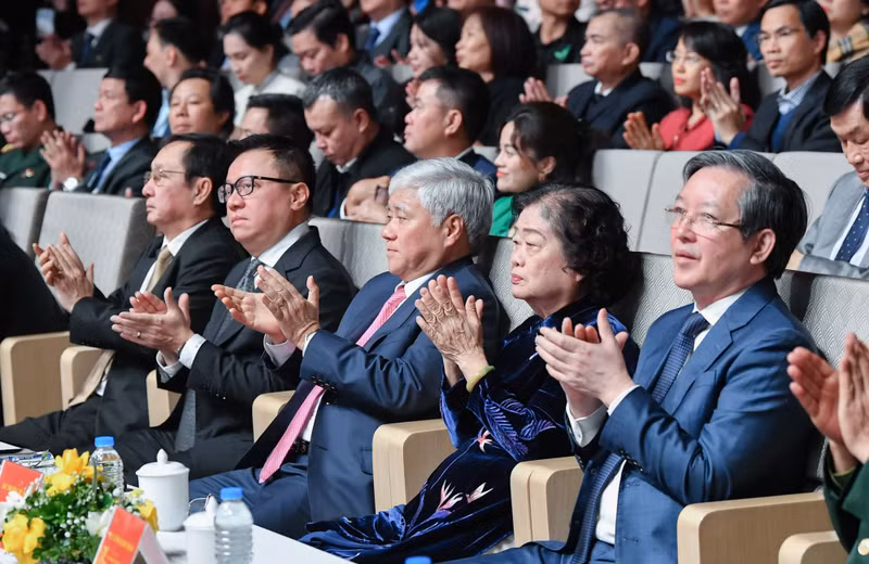 Товарищ До Ван Тьиен и руководители Партии и Государства на мероприятии. Фото: Тхань Дат