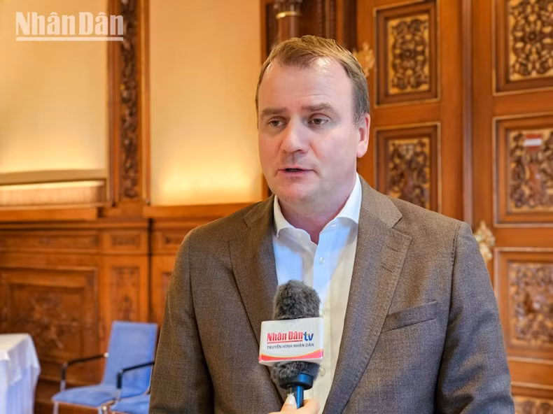 Г-н Инги Олафссон дает интервью корреспонденту газеты «Нянзан». Фото: Минь Зюи