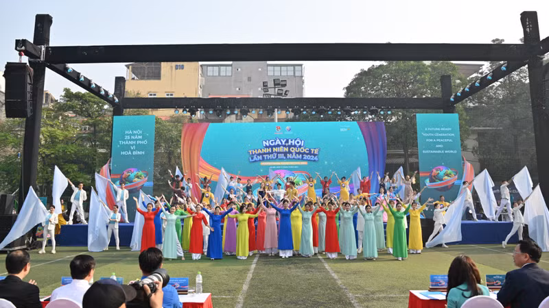 Международный молодежный фестиваль является ежегодным мероприятием для столичной молодежи и привлекает к участию иностранных молодых людей, проживающих и обучающихся в Ханое.