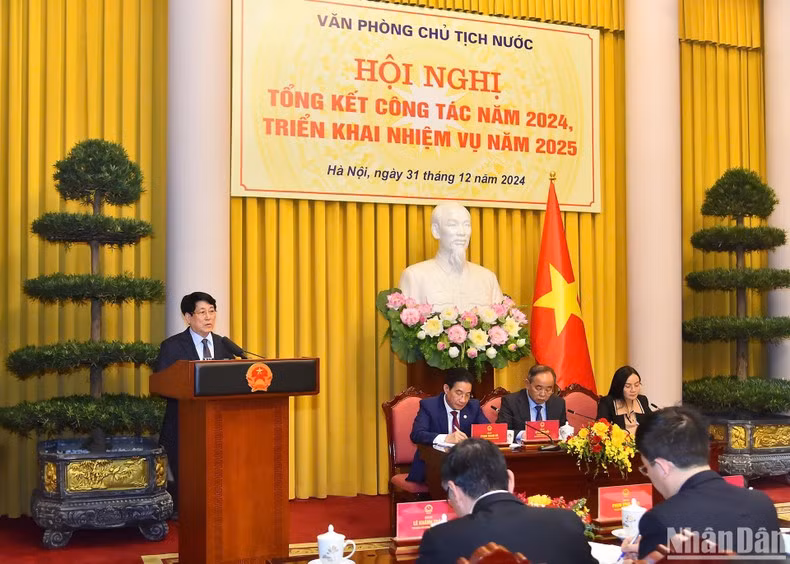 Президент Лыонг Кыонг выступает с руководящей речью.