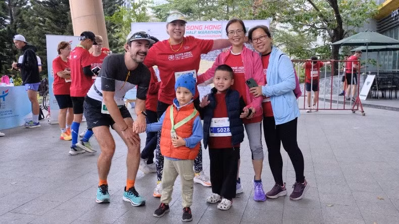 Многие семьи принимают участие в марафоне, чтобы откликнуться на значимое послание об охране дикой природы во Вьетнаме.