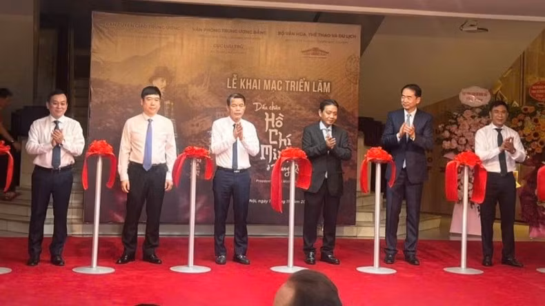 Делегаты перерезают ленточку в знак открытия выставки.