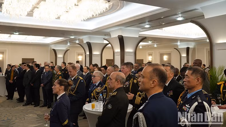 Большое количество международных делегатов на мероприятии.