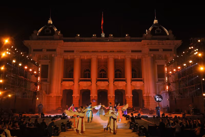 Творческие художественные выступления производят сильное впечатление на публику.