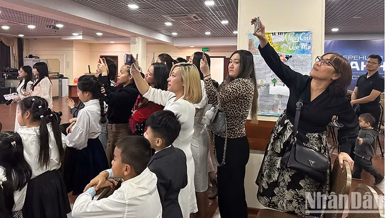 Родители также с энтузиазмом принимают участие в мероприятии. Фото: Тхюи Ван