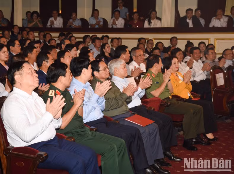 Премьер-министр Фам Минь Тьинь и руководители на мероприятии. Фото: Чан Хай