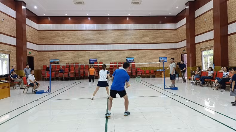 Спортсмены соревнуются в бадминтоне. Фото: Нгуен Хиеп
