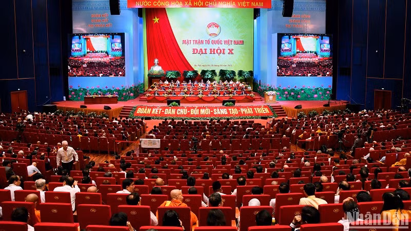 Общий вид первого рабочего заседания конференции.