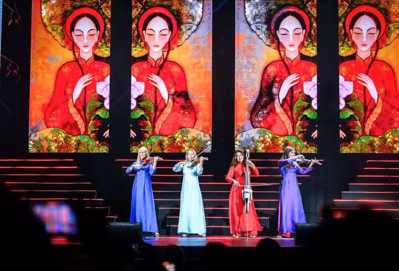 На фоне сцены уникальные образы вьетнамской культуры и туризма.