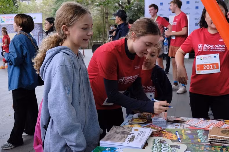 Спортсмены подписывают обязательство защищать дикую природу во время марафона.