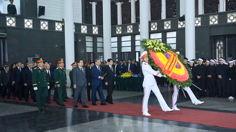 Делегация ЦК КПВ во главе с Генеральным секретарем ЦК КПВ То Ламом чтит память генерала армии Нгуен Куета.