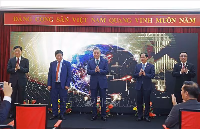 Генеральный секретарь ЦК КПВ То Лам и делегаты на церемонии открытия рейса Ханой – Куала-Лумпур. Фото: ВИА