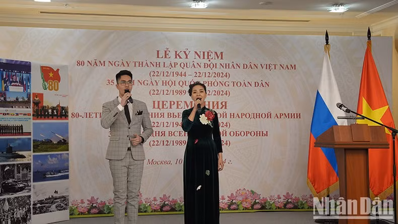 Художественный номер, прославляющий героическую Вьетнамскую народную армию.