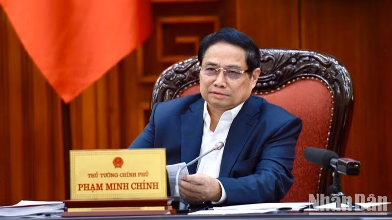 Премьер-министр Фам Минь Тьинь выступает на заседании. Фото: Чан Хай