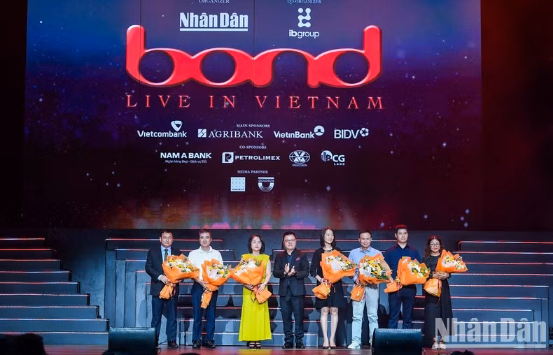 Товарищ Ле Куок Минь вручает цветы спонсорам.