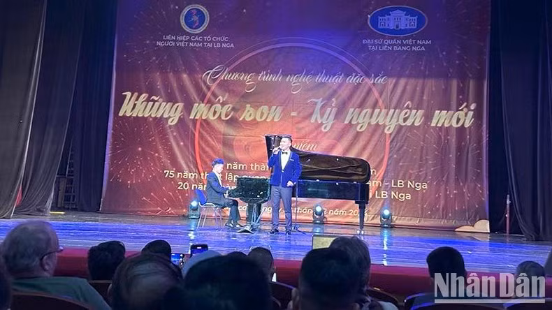 Вьетнамский певец исполняет песню «Синий платочек». Фото: Тхюи Ван