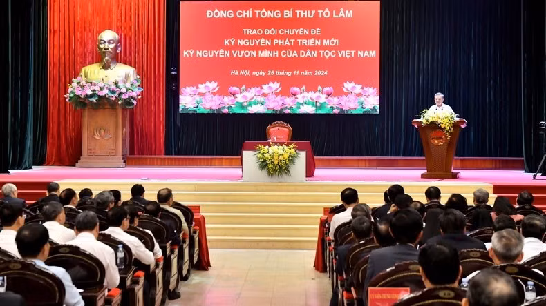 Генеральный секретарь ЦК КПВ То Лам выступает на дискуссии. Фото: Данг Кхоа